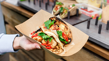 Reglamento de la UE sobre envases y residuos de envases (PPWR): Una hoja de ruta para el cumplimiento normativo hasta 2026 para los compradores de servicios de catering aéreo y restauración.